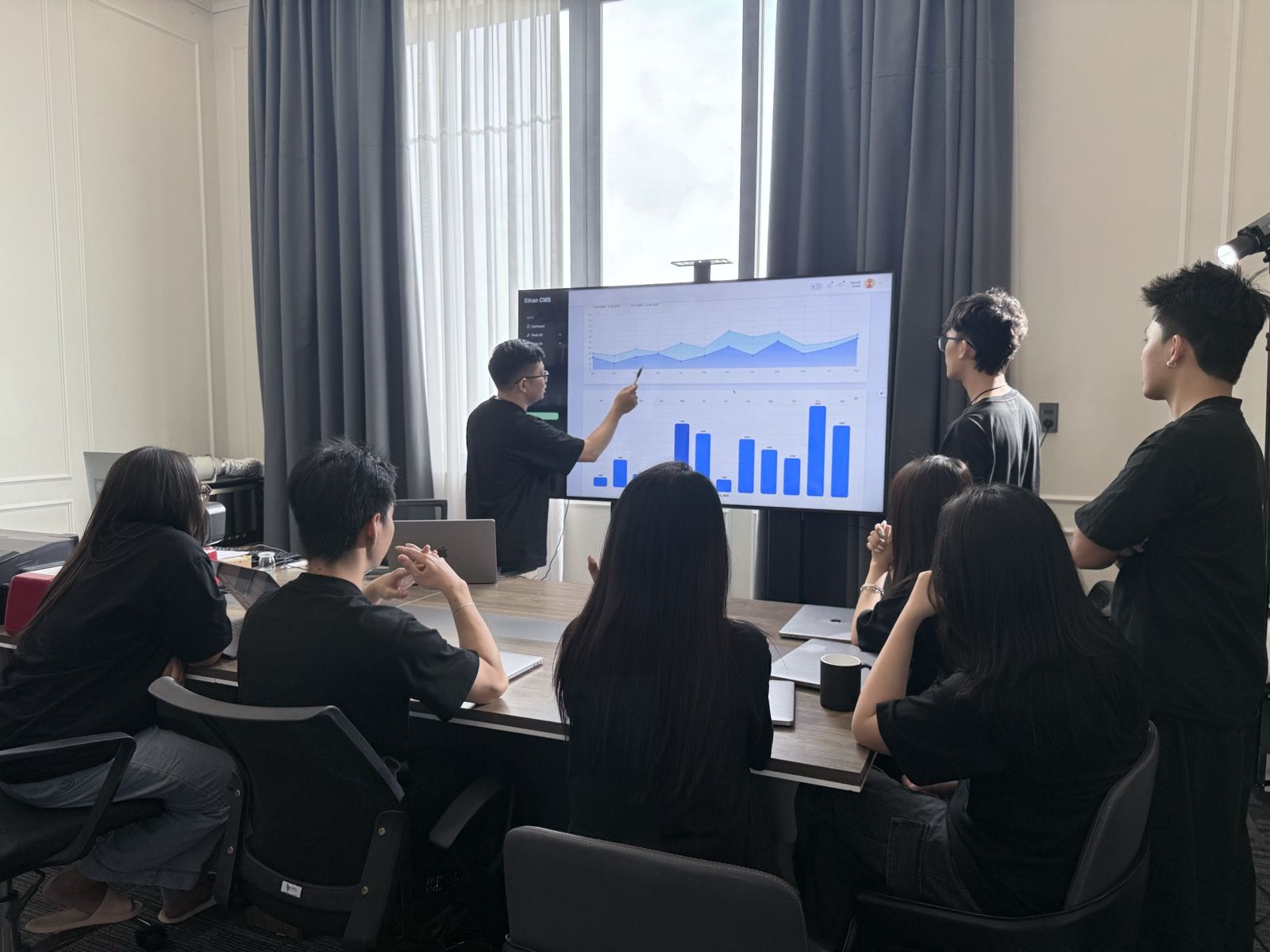 Designer Ethan ứng dụng AI trong công việc sáng tạo