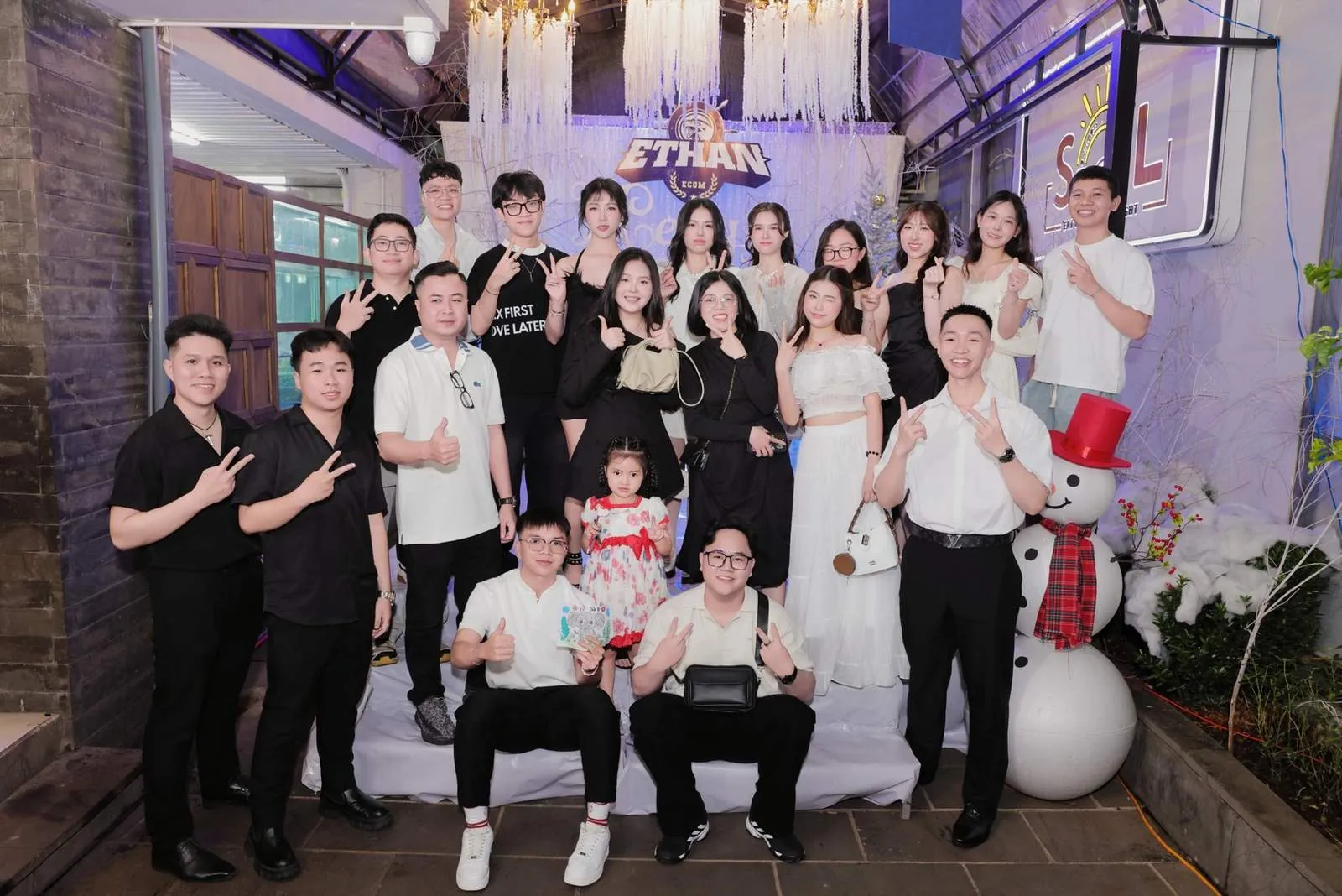 Ethan Christmas Party 2025, khoảnh khắc tiệc