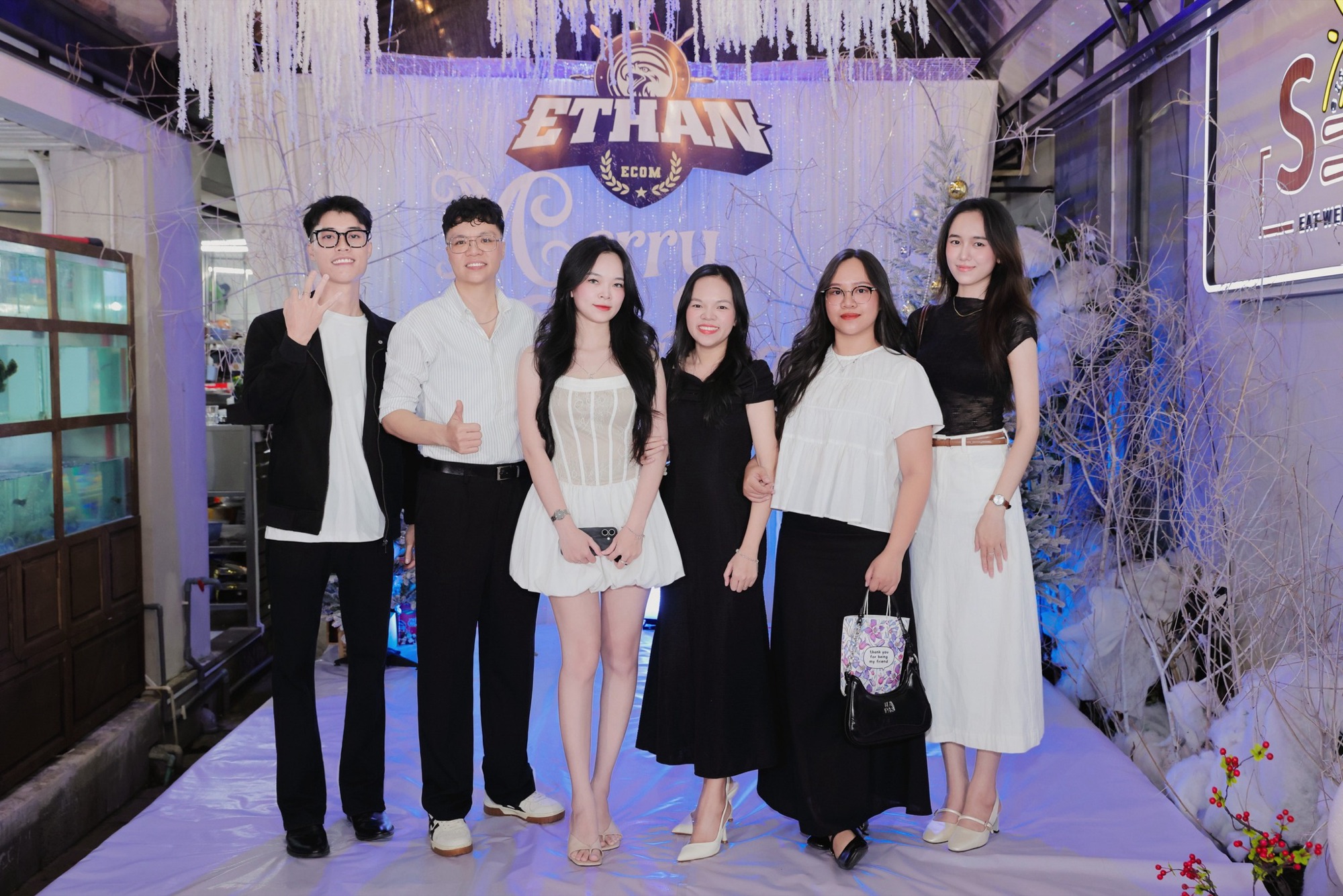 Tiết mục văn nghệ bùng nổ trên sân khấu đêm Giáng sinh Ethan Ecom
