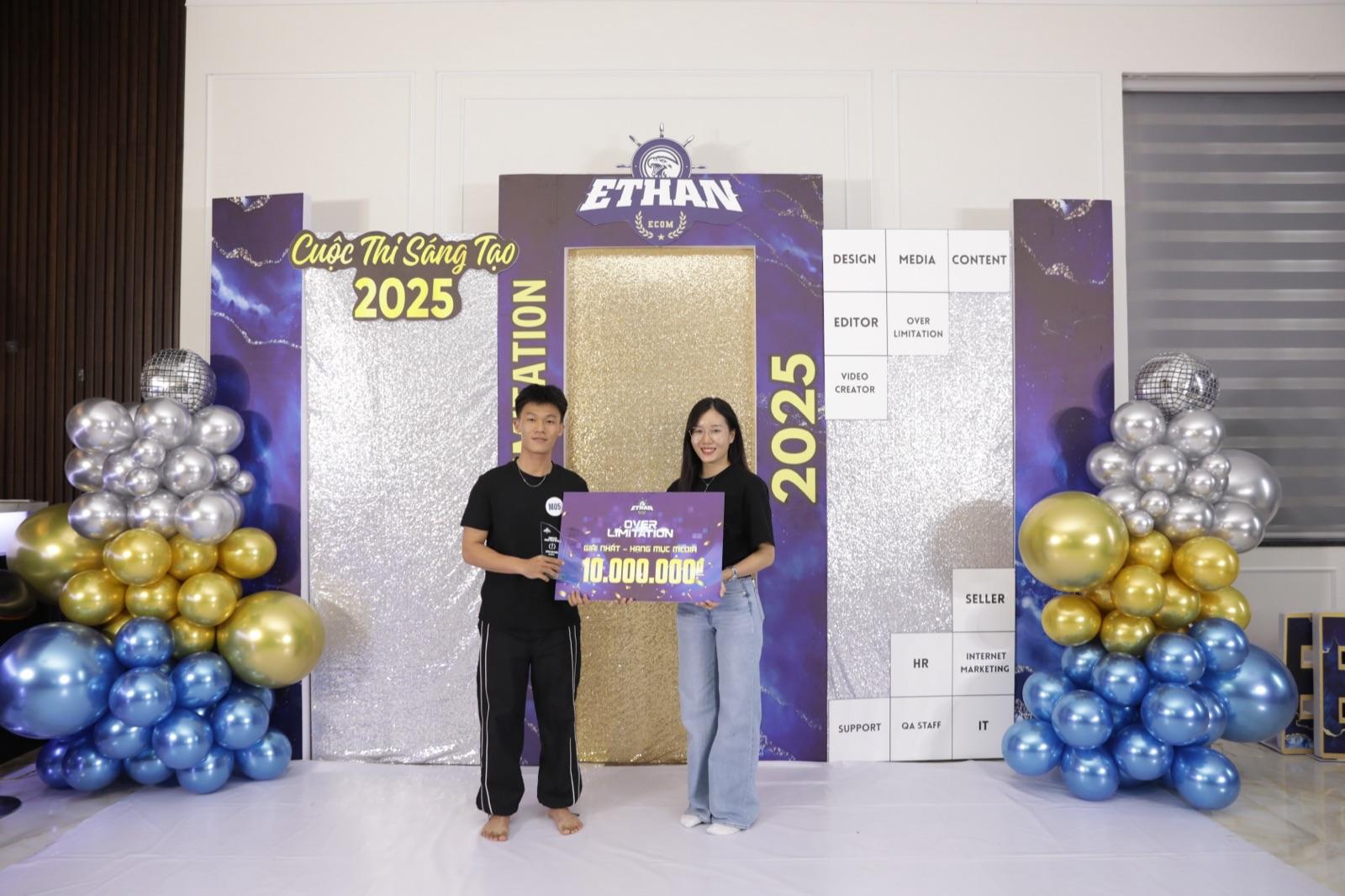 Nguyễn Trần Bảo Khang (M05) nhận bảng Giải Nhất hạng mục Media trị giá 10.000.000đ trước backdrop Ethan Ecom