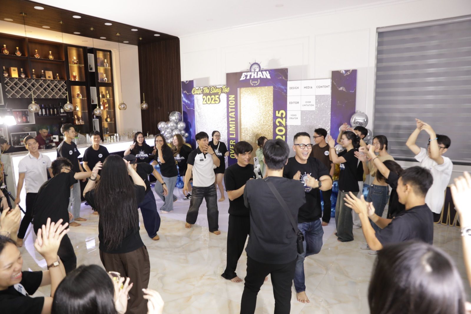 Cả đại gia đình Ethan quây quần nhảy múa, cổ vũ trước backdrop ETHAN ECOM Over Limitation 2025