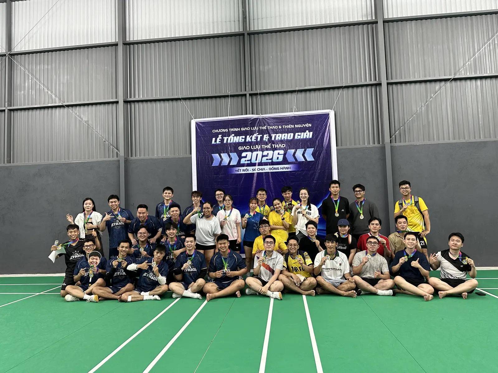 Đại gia đình Ethan Ecom chụp ảnh lưu niệm tại Lễ tổng kết và trao giải Giao lưu thể thao 2026