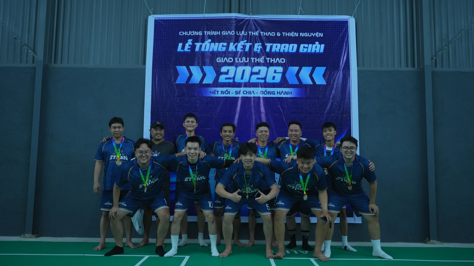 Đội Ethan Ecom đeo huy chương tại Lễ tổng kết và trao giải Giao lưu thể thao 2026