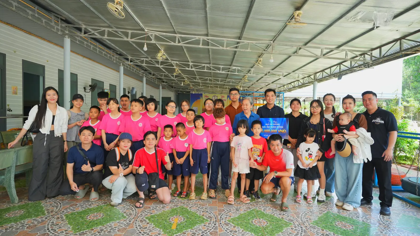 Đại diện Ethan Ecom chụp ảnh cùng các em nhỏ trong hoạt động thiện nguyện tại mái ấm
