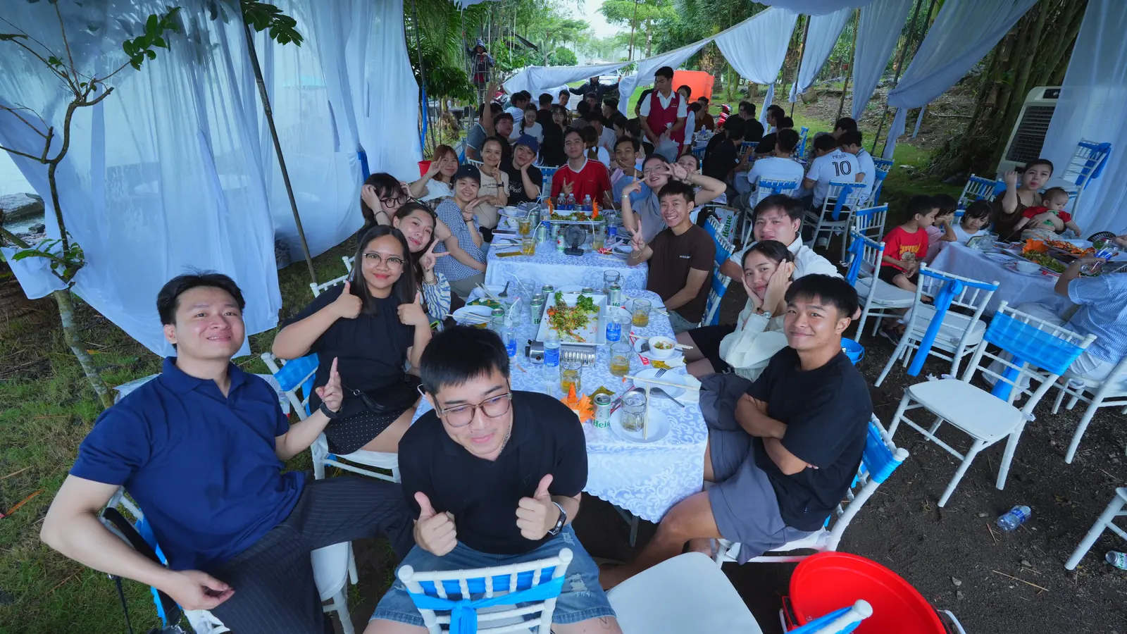 Các thành viên Ethan Ecom quây quần bên bữa tiệc chung sau ngày hội thao