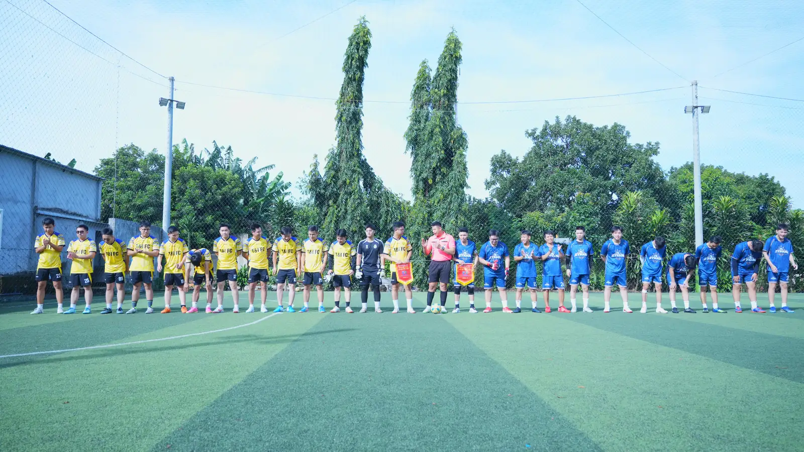 Hai đội bóng xếp hàng chào sân trước trận giao lưu tại Hội thao Ethan 2026